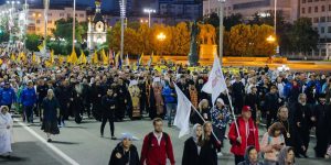 Фотокарточки с Крестного хода, посвященного памяти святых царственных мучеников.