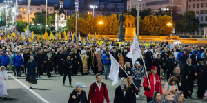 Фотокарточки с Крестного хода, посвященного памяти святых царственных мучеников.