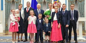 Русская земля приняла как родных: За что семья из Франции получила награду от Путина