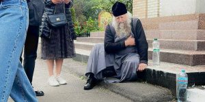 Избитый монах. Лицо сегодняшней Украины.